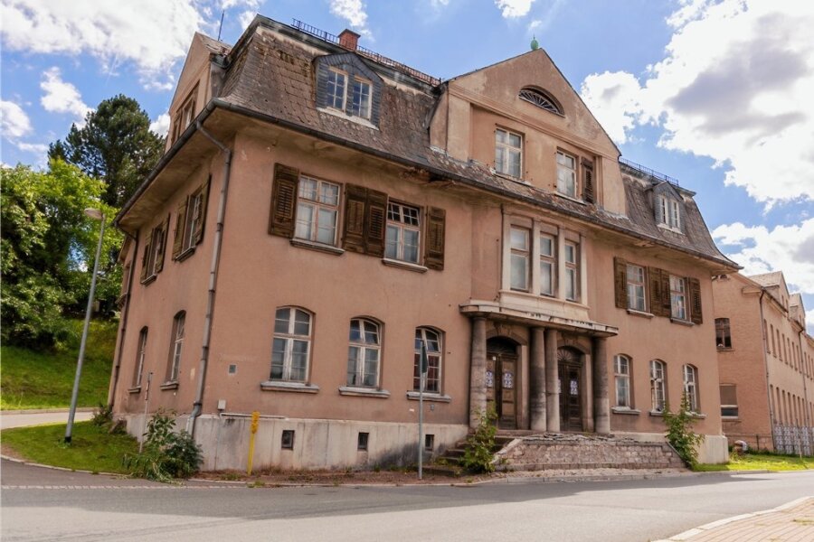 Ein Künstler-Quartett aus Dresden hat die Villa an der Poppengrüner Straße wieder zum Dorfgespräch gemacht. Am Wochenende wurde sie bestens besucht. Viele Bergener waren entsetzt über deren Bauzustand. 