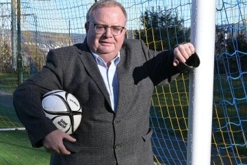 "Ein dritter Saisonabbruch wäre katastrophal" - Jörg Prager, der Vorsitzende des Kreisverbandes Fußball Erzgebirge, gibt den Ball für die neue Spielzeit frei. Am Wochenende starten alle Mannschaften, außer die der Kreisklassen. 