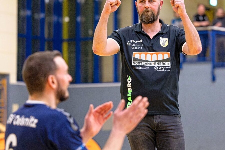 Ein drittes Jahr in Folge 3. Liga - Alexander Krug, Trainer der Oelsnitzer Drittligavolleyballer, konnte mit seinem Team erneut den Klassenerhalt bejubeln. Links Julian Schubert. 