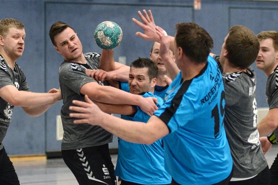 Ein echter Krimi: Rodewischer Handballwölfe machen es dem Favoriten nicht leicht - Sven Jakesch (am Ball) von Rodewisch wird hier voll in die Zange genommen.
