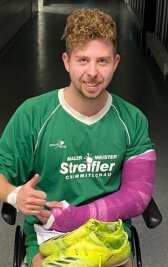 Ein Eispirat verletzt sich beim Fußball - Eispiraten-Sprecher Aaron Frieß verlässt das Krankenhaus mit einem Gipsverband. 
