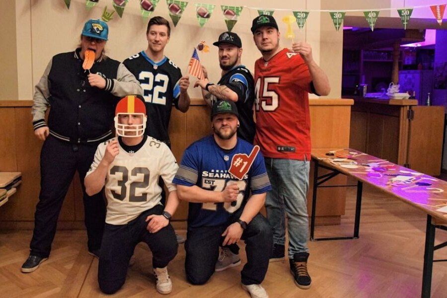 Ein Erzgebirger auf Mahomes' Spuren - Einige der Erzgebirge Miners hatten sich für ihre Super-Bowl-Party in Bärenstein extra in Schale geworfen. So trugen beispielsweise Florian Wolf, Tobias Melzer, Dominic Oertel, Thomas Richter (hinten von links), Richard Voigt und Robin Wagner (vorn von links) Trikots beziehungsweise Caps ihrer Lieblingsteams. 