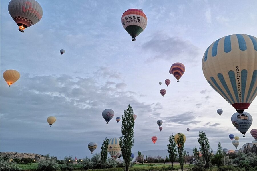 Ein Erzgebirger mit dem Motorrad auf Weltreise: Wenn Hunderte Ballons in der Türkei steigen 
