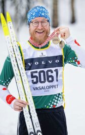 Ein Erzgebirger mit einem Herz für Schweden - Glücklich mit Finisher-Medaillen: Sven Kaltofen ist fasziniert vom Wasalauf.