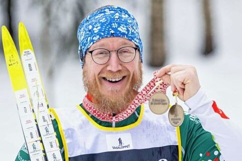 Ein Erzgebirger mit Schwedenherz - Mit den Finisher-Medaillen um den Hals: Sven Kaltofen war am vergangenen Sonntag zum 24. Mal beim Wasalauf in Schweden dabei. 