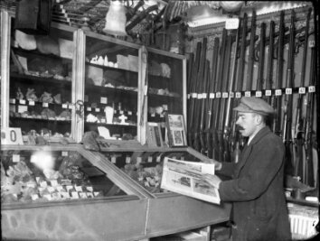 Ein Erzgebirger und seine rätselhaften Schätzchen - Bruno Gebhardt in der ursprünglichen Sammlung, zu der auch viele Waffen gehörten.