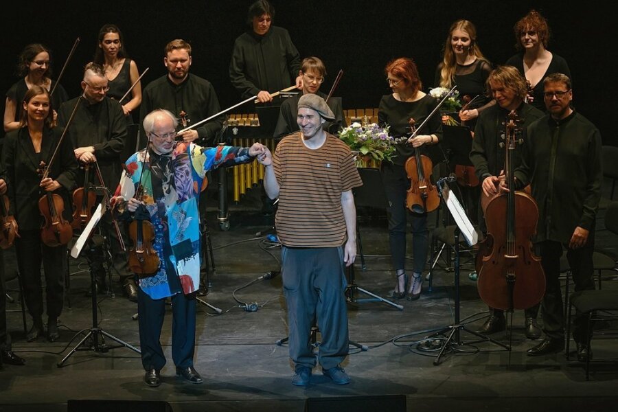 Violinist Gidon Kremer und die Kremerata Baltica traten in Dialog mit Robert Wicke, Clown vom Zirkus Roncalli, der dem Konzert mit seinen Darbietungen eine ganz eigene Färbung gab. 