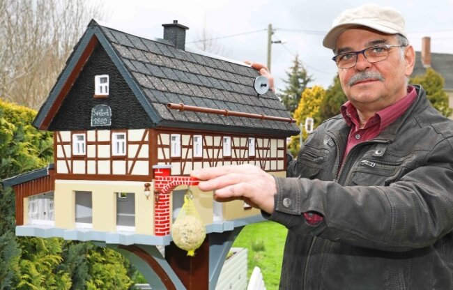 Christoph Herold hat sich für sein neuestes Vogelhaus ein Fachwerkhaus als Vorbild genommen, das in Schönbach bei Neumark steht.
