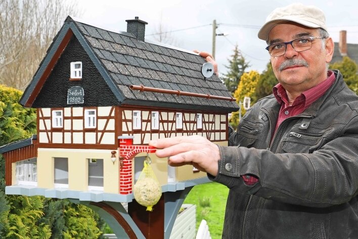 Ein Fachwerkhaus ausschließlich für Vögel - Christoph Herold hat sich für sein neuestes Vogelhaus ein Fachwerkhaus als Vorbild genommen, das in Schönbach bei Neumark steht.