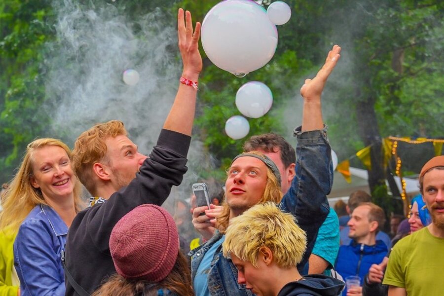 Ein Festival der guten Laune: Großes Wiedersehen bei L*abore im Vogtland - Die mit Nebel gefüllten Seifenblasen kamen bei Groß und Klein gut an. 