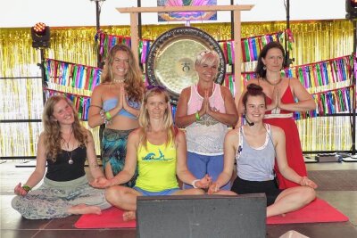 Ein Festival für Körper, Geist und Seele - Ein bisschen Indien am Partwitzer See: Dörte Freitag (Mitte oben) inmitten von Yogalehrerinnen beim Yoga Beachfestival 2021.
