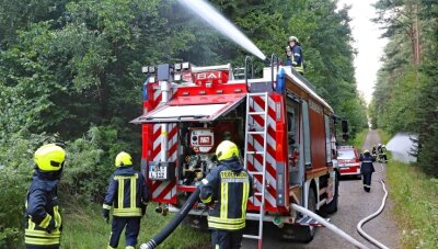 Ein Feuerwehrauto aus Italien - Die Leubnitzer Feuerwehrleute haben am Freitag bei einer Übung im Werdauer Wald den Wasserwerfer auf dem Dach und andere Funktionen ihres neuen Fahrzeuges getestet. 