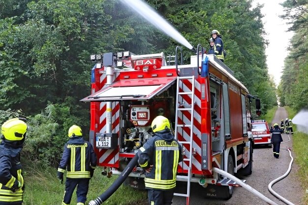 Ein Feuerwehrauto aus Italien - Die Leubnitzer Feuerwehrleute haben am Freitag bei einer Übung im Werdauer Wald den Wasserwerfer auf dem Dach und andere Funktionen ihres neuen Fahrzeuges getestet. 