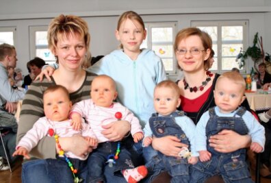 Ein Fonds wird ausgeschüttet - Manuela Küchenmeister (links) kam mit ihren Zwillingen Nina und Ronja sowie der großen Tochter Mandy (10) zur Veranstaltung, Annegret Hocher mit ihren Zwillingen Ludwig und Christoph. 