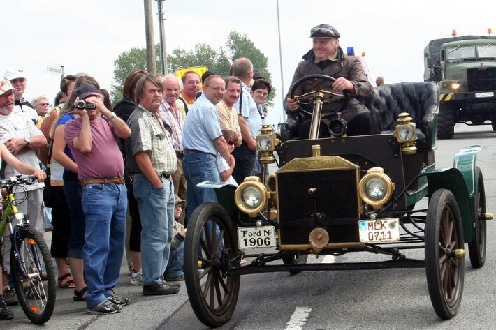 
              <p class="artikelinhalt">Das älteste Fahrzeug des Korsos: ein Ford N Touring, Baujahr 1906. Das Publikum war begeistert. </p>
            