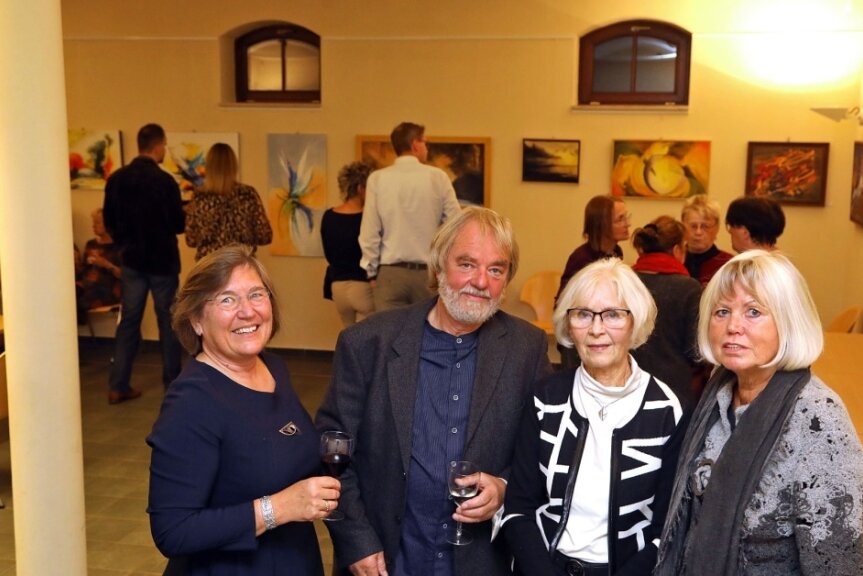 Ein Frauen-Trio malt das Leben - Reinhild Klausing, Zirkelleiter Aribert Hönemann, Ilona van der Seylberg und Karla Anders sind diesmal die Macher der Ausstellung des Kunstvereins "Die Mühle". 