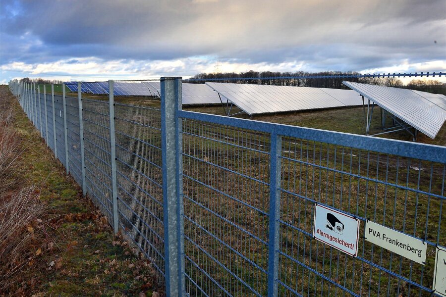Ein Fünftel weniger Bauanträge: Warum viele Projekte in Mittelsachsen in der Warteschleife sind - Der Solarpark in Dittersbach-Neudörfchen. Bei Freiflächen-PV-Solaranlagen nimmt die Bautätigkeit in Mittelsachsen weiter zu.