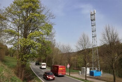 Ein Funkloch im Erzgebirge geschlossen: Vodafone nimmt Mobilfunkstation in Betrieb - Der neue Vodafone-Funkmast an der B 101 zwischen Schwarzenberg und Grünstädtel.