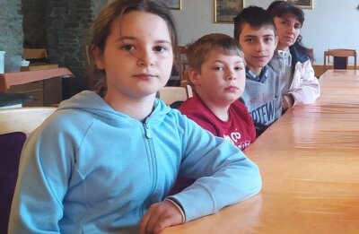 Ein ganzer Ort hilft - Evgenia, Arten und Vladik mit Natalia (von vorn) gehören zu den ukrainischen Flüchtlingen, die in der Grünen Schule grenzenlos in Zethau ein Zuhause auf Zeit gefunden haben. 