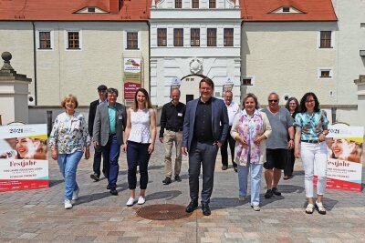 Ein ganzes Jahr "Schalom in Freiberg" - Oberbürgermeister Sven Krüger (M.) und die Beteiligten des Veranstaltungsprogramms präsentieren das Schalom-Jahr in Freiberg.