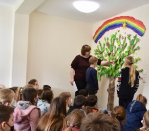 Ein Gebetsbaum für die Wünsche und Sorgen - In der Bräunsdorfer Grundschule sind die Umbauarbeiten für den neuen Mehrzweckraum abgeschlossen. Ein Gebetsbaum schmückt dort eine Wand. 