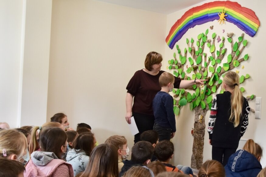 Ein Gebetsbaum für die Wünsche und Sorgen - In der Bräunsdorfer Grundschule sind die Umbauarbeiten für den neuen Mehrzweckraum abgeschlossen. Ein Gebetsbaum schmückt dort eine Wand. 
