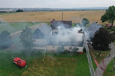 Ein Geburtstag mit großem Auflauf: Nach Scheunenbrand kommen Feuerwehr und THW auf den Trommerhof in Lichtentanne - Der Brand einer Scheune beschäftigt die Feuerwehr in Lichtentanne.