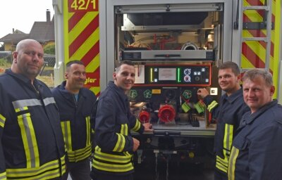 Ein Geburtstagsgeschenk für 365.000 Euro - Wehrleiter Enrico Zschocke (2. v. links), Ronny Voigt (l.), Martin Seifert (Mitte), Tobias und Andreas Naumann (r.) freuen sich über ihr neues Einsatzfahrzeug. 
