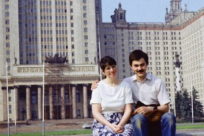 Ein Gedicht aus dem Krieg - Die Geschichte einer deutsch-russisch-ukrainischen Freundschaft - Das Ehepaar Schwandtke 1983 vor der Lomonossow-Universität. Annette Schwandtke hatte dort studiert, ihr Mann Detlef zeitgleich am Moskauer Stahlinstitut.