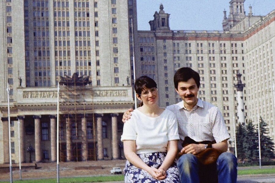Ein Gedicht aus dem Krieg - Die Geschichte einer deutsch-russisch-ukrainischen Freundschaft - Das Ehepaar Schwandtke 1983 vor der Lomonossow-Universität. Annette Schwandtke hatte dort studiert, ihr Mann Detlef zeitgleich am Moskauer Stahlinstitut.