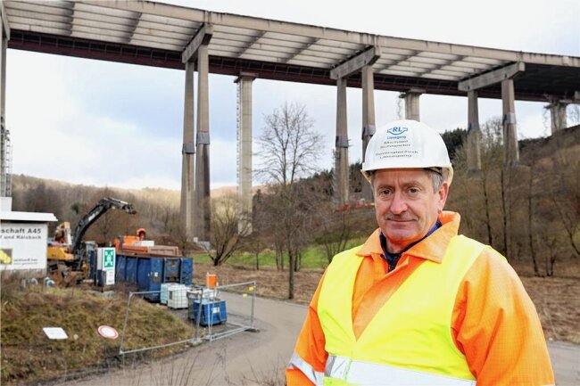 Ein gefragter Mann im In- und Ausland: Plauener sprengt Mega-Brücken, XXL-Schornsteine und Hochhäuser - Michael Schneider ist Sprengmeister aus Plauen. Der Vogtländer bringt im In- und Ausland tonnenschwere Bauwerke innerhalb von Sekunden zum Einsturz.