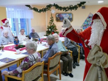 Ein Gläschen Sekt auf das Leben - Auch Heiligabend kommt der Weihnachtsmann zur Bescherung ins Zschopauer Seniorenzentrum. 
