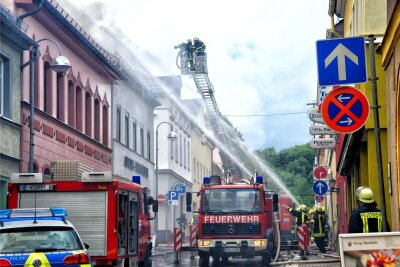 Ein Grund zum Feiern: Elsterberger Feuerwehr besteht 150 Jahre - Beim Brand in der Langen Straße am 20. Juni 2014 waren Retter aus der Umgebung im Einsatz. Später wurde dann ein Vertrag zur länderübergreifenden Zusammenarbeit abgeschlossen.
