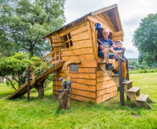 Ein Häuschen für Enkel Emilio - Dietrich Möschler hat auf seinem Grundstück in Grünhain für seinen fünfjährigen Enkel Emilio ein Baumhaus gebaut. Gerade erst wurde es noch einmal mit Holzschutz frisch gestrichen. 