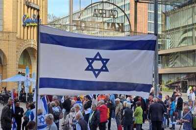 Ein halbes Jahr nach dem Überfall der Hamas: Solidaritätskundgebung mit Israel in Chemnitz - Zu der Kundgebung hatte die Messianische Jüdische Gemeinde „Neuer Wein“ aufgerufen. Rund 250 Menschen waren da.