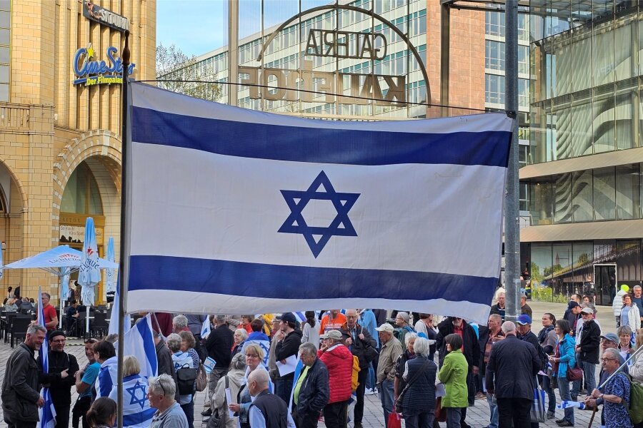 Ein halbes Jahr nach dem Überfall der Hamas: Solidaritätskundgebung mit Israel in Chemnitz - Zu der Kundgebung hatte die Messianische Jüdische Gemeinde „Neuer Wein“ aufgerufen. Rund 250 Menschen waren da.