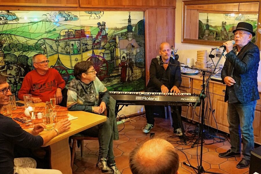Ein Hauch Olsenbande-Filmklassiker bei der Live-Nacht des Festivals "Mundharmonika live". Børge-Darsteller Jes Holtso (rechts) mit Morten Wittrock beim Auftritt im Gasthof zum Döhlerwald.