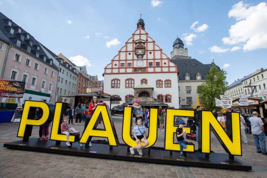 Ein Hauch von Hollywood in Plauen: Riesen-Schriftzug bei Stadtfest enthüllt