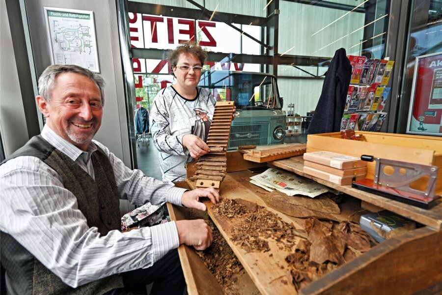 Ein Hauch von Tabakduft im Stadtmuseum - Schauplatz des Tags des traditionellen Handwerks war die Zeit-Werk-Stadt Frankenberg. Daniela Brode und Dietmar Palm zeigen die Zigarrenmacherkunst.