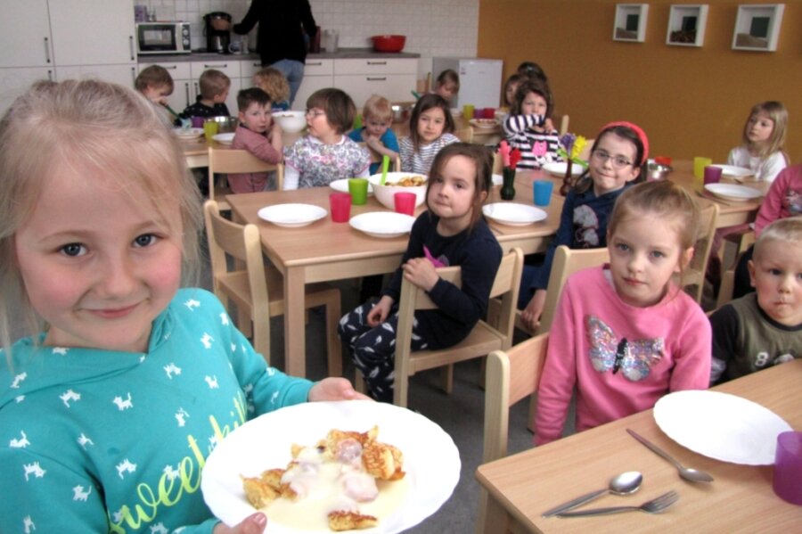Ein Haus komplett für die Jüngsten - Die fünfjährige Juli liebt das neu entstandene Kinder-Restaurant. Alle essen gemeinsam. 