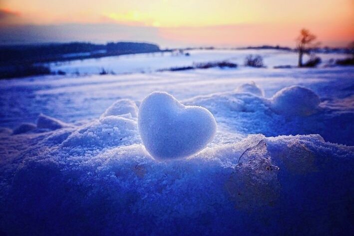 Ein Herz für das Erzgebirge - "Der Wind wehte eisig, und die Sonne ging rot unter. Ein Herz aus Schnee steht für meine Liebe zu unserem ,Herzgebirge'."
