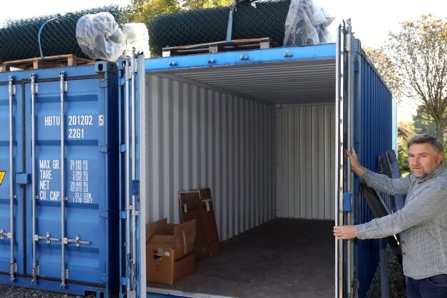 Ein Hilfstransport für Sambia - Zwei Überseecontainer mit Hilfsgütern für Menschen im sambischen Chongwe stehen derzeit auf dem Betriebsgelände von Thomas Reinhold, Geschäftsführer der Firma Grünland in Hermsdorf. 