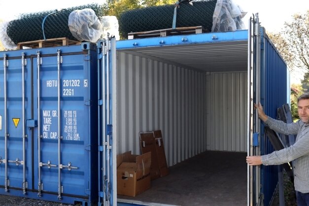 Ein Hilfstransport für Sambia - Zwei Überseecontainer mit Hilfsgütern für Menschen im sambischen Chongwe stehen derzeit auf dem Betriebsgelände von Thomas Reinhold, Geschäftsführer der Firma Grünland in Hermsdorf. 