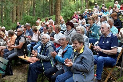 Ein historischer Tag für Zwota: Die Waldbühne lebt wieder - Gut 200 Besucher feierten am Samstagabend die Wiederbelebung der Waldbühne Zwota. 