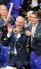 Ein historisches Ja-Wort - Konfettiregen: Für den Grünen-Politiker Volker Beck (Mitte) ist mit der Entscheidung für die "Ehe für alle" ein Traum in Erfüllung gegangen. Er gilt als einer der Vorkämpfer für die Rechte Homosexueller.