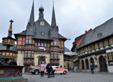 Ein Hoch aufs Rathaus - Eigentlich ist der Wernigeröder Marktplatz autofreie Zone. Für Hochzeitspaare wird natürlich eine Ausnahme gemacht.