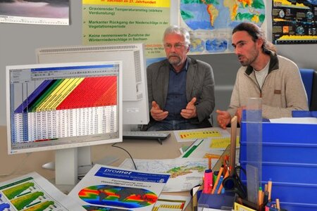 Diplom-Meteorologe Wilfried Küchler (links) und Diplom-Hydrologe Udo Mellentin befassen sich im sächsischen Landesamt für Umwelt, Landwirtschaft und Geologie mit der Klimaentwicklung. 