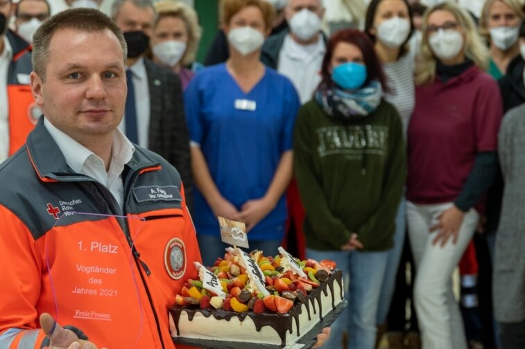 Ein Jahr Eich: Wie die Schwestern ihren Chef überrascht haben - Eine Torte und der Pokal für den Vogtländer des Jahres. Andy Feig wurde am Freitag von den Mitarbeitern des Impfzentrums gefeiert. 