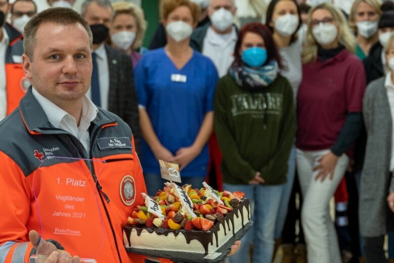 Eine Torte und der Pokal für den Vogtländer des Jahres. Andy Feig wurde am Freitag von den Mitarbeitern des Impfzentrums gefeiert. 