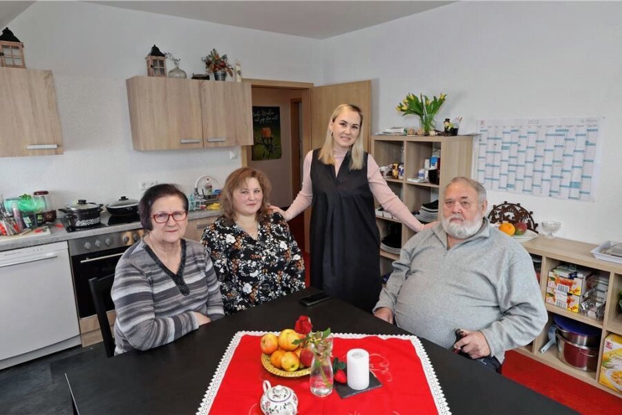 Ein Jahr Krieg: Wie eine ukrainische Familie in Glauchau eine Zuflucht fand - Tatjana, Olena, Violetta und Oleksander Terlyha (von links) in ihrer Niederlungwitzer Wohnung.